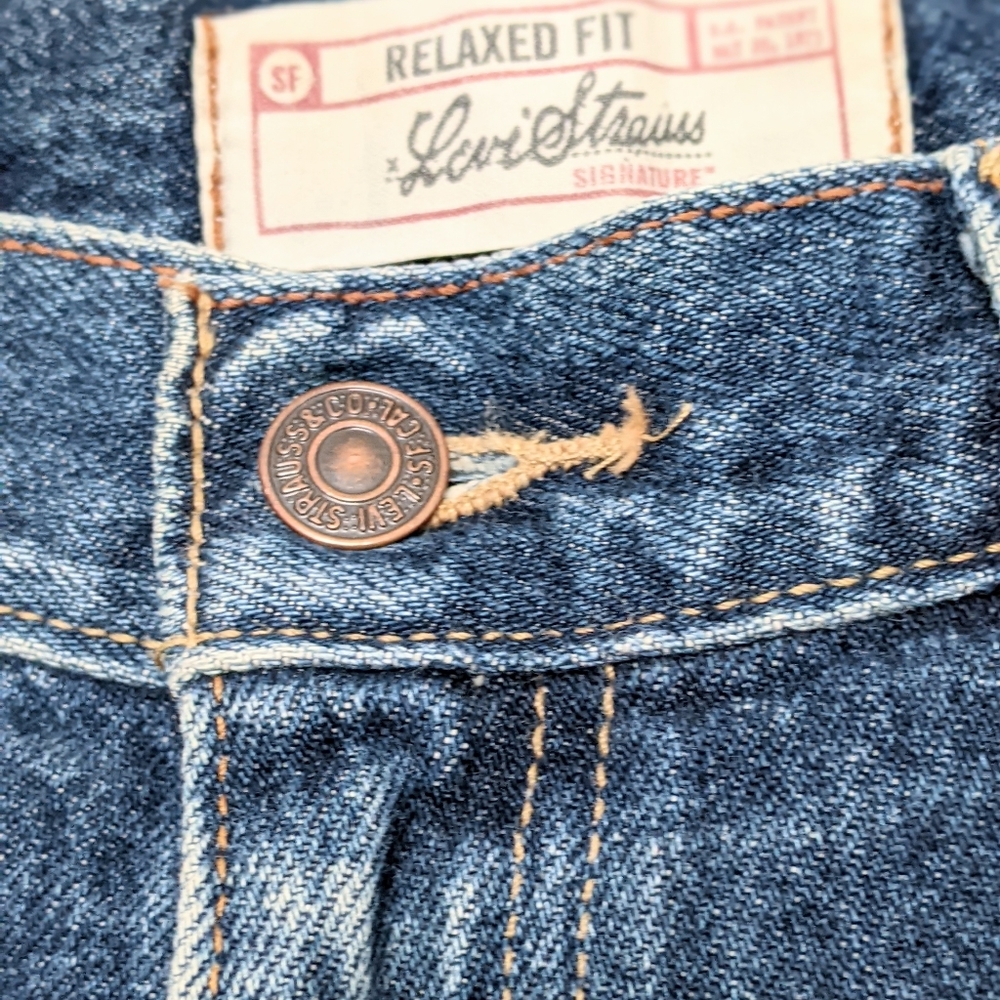 Levi's Classic Blue Jeans. Size 6 Short.